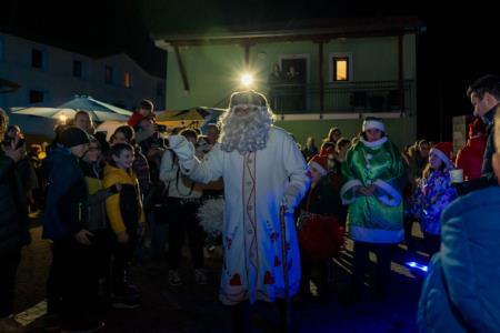 Prihod Dedka Mraza s spremstvom